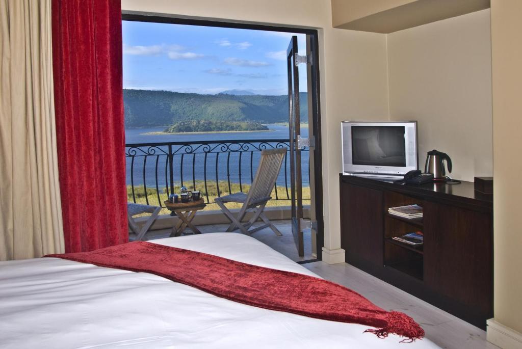 Lodge On The Lake And Wellness Spa Wilderness Room photo