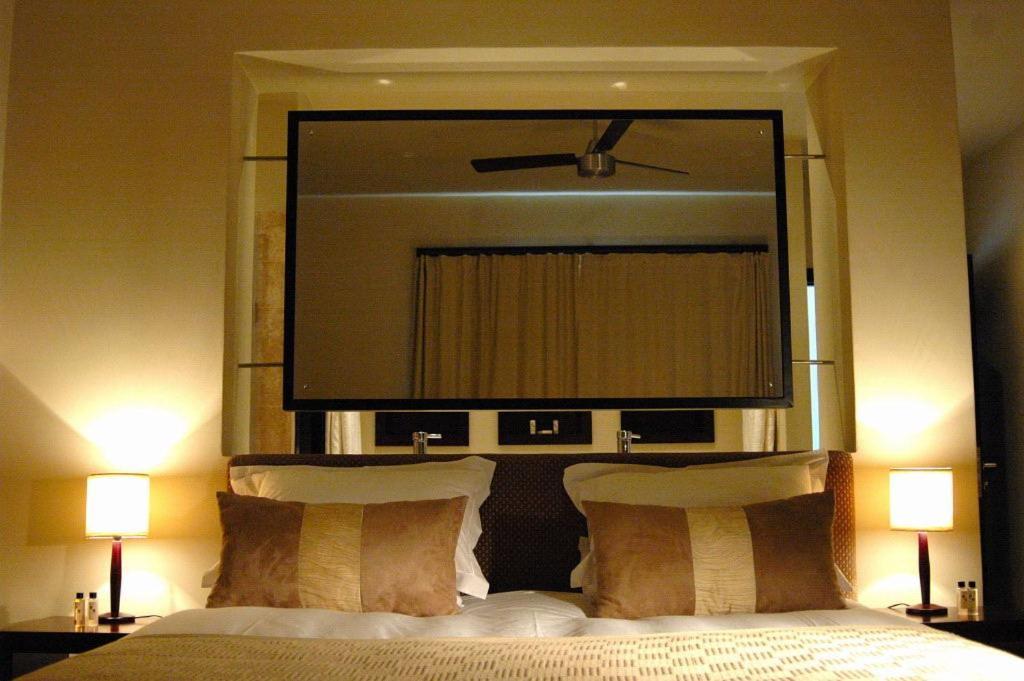 Lodge On The Lake And Wellness Spa Wilderness Room photo
