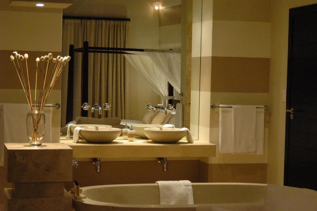 Lodge On The Lake And Wellness Spa Wilderness Room photo