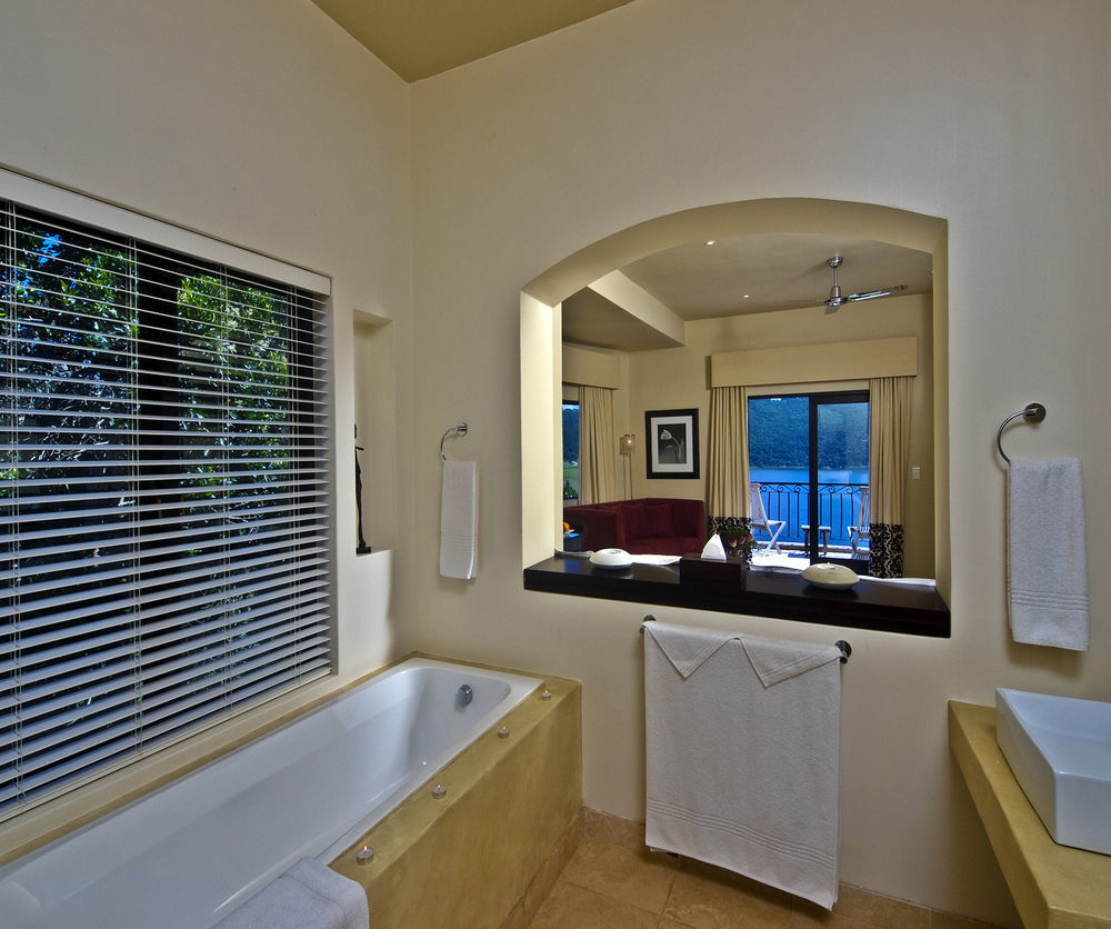Lodge On The Lake And Wellness Spa Wilderness Exterior photo